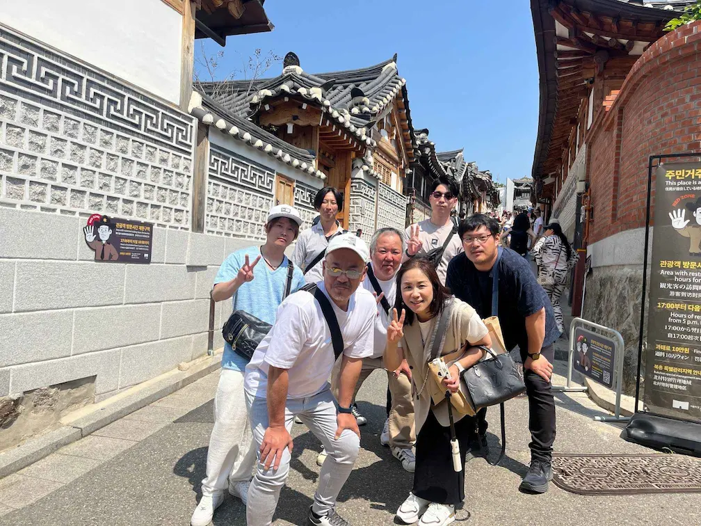 現場で協力して作業する社員