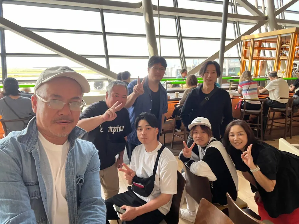 寮の娯楽スペースでくつろぐ様子